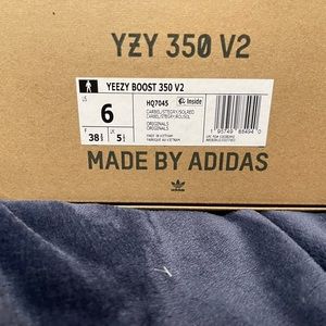 YEEZYS SIZE 6M WORN ONCE. VERY GOOD CONDITION